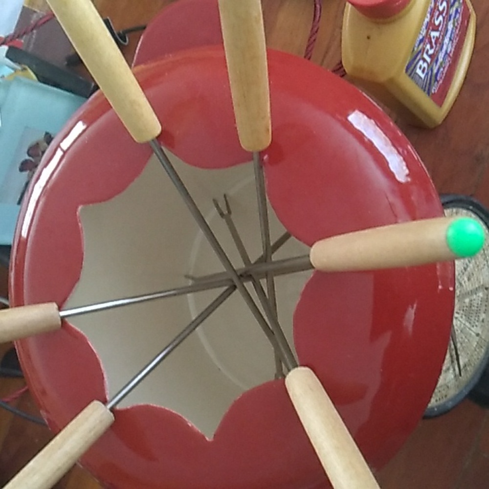 🫕 Modern CAST IRON Fondue Set Porcelain 
Pot Lid & Skewers BARN RED & Recipes - Picture 9 of 16